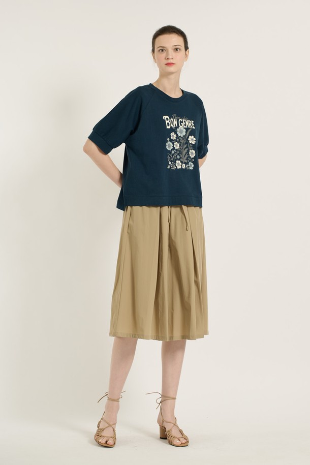 [25SU] BCBG 썸머 플라워 티셔츠는 페트롤, 아이보리, 크림 화이트 색상으로 제공되는 여성용 반소매 티셔츠입니다. 면 소재의 루즈핏 티셔츠로, 라운드넥 디자인에 플리츠 소매 디테일과 입체적인 플라워 패턴이 특징입니다. 얇고 부드러운 촉감으로 여름철 일상복으로 편안하게 착용할 수 있으며, 자연스러운 드레이프와 활동성이 좋은 실루엣을 선사합니다.
