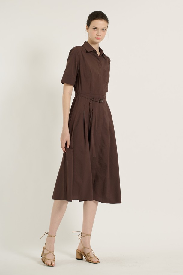 [25SU] 엠보 벨티드 원피스 - BROWN B5B4O62174는 엠보 패턴이 돋보이는 폴리에스터 소재의 브라운 컬러 벨티드 원피스입니다. 허리 벨트와 플레어 스커트 라인이 특징이며, 카라넥 디자인에 반소매 기장으로 여름철 일상복으로 착용하기 좋습니다. 클래식하면서도 엘레강스한 무드를 연출하며, 주머니가 있어 실용성을 더했습니다.
