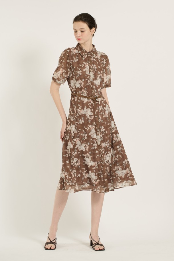 [25SU] 플라워 프린트 체크 원피스는 플라워와 체크 패턴이 조화롭게 어우러진 여성용 A라인 플레어 원피스입니다. 얇고 부드러운 폴리에스터 소재로 제작되어 여름철에도 시원하게 착용할 수 있으며, 슬림핏 디자인과 셔츠칼라, 허리 벨트 디테일이 우아하고 엘레강스한 무드를 연출합니다. 브라운 색상으로 제공되며, 안감이 있어 비침 걱정 없이 일상에서 편안하게 입을 수 있습니다.
