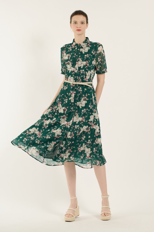 [25SU] 플라워 프린트 체크 원피스는 그린 색상의 플라워, 체크 패턴이 돋보이는 여성용 플레어 원피스입니다. 폴리에스터 소재로 제작되어 가볍고 얇으며, 슬림핏과 반소매 디자인으로 우아하고 클래식한 무드를 연출합니다. 벨트와 안감이 포함되어 있으며, 일상생활에서 편안하게 착용하기 좋은 여름 시즌 아이템입니다.
