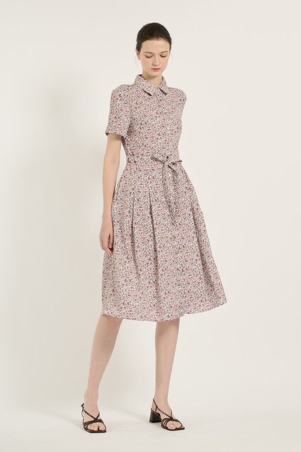 [25SU] 플라워 프린트 원피스는 아이보리 색상의 여성용 플라워 프린트 원피스로, 폴리에스터와 면 소재로 제작되어 부드러운 촉감을 자랑합니다. 로맨틱하고 우아한 무드를 연출하며, 허리 벨트와 버튼 디테일, 안감이 있어 세련된 데일리룩을 완성할 수 있습니다. 칼라 디자인에 반소매로 제작되었으며, 여름에 어울리는 플라워 패턴과 여성스러운 핏이 특징입니다.
