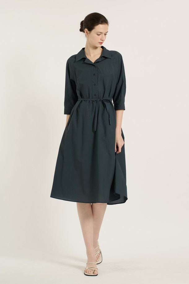 [25SU] 반오픈카라 원피스는 피콕 블루 색상으로, 우아하고 페미닌한 무드를 연출합니다. 부드러운 면, 나일론, 폴리우레탄 혼방 소재로 제작되었으며, 7부 소매와 A라인 핏이 돋보입니다. 허리 벨트가 포함되어 여성스러운 실루엣을 강조하며, 오피스룩, 피크닉, 데일리룩으로 활용하기 좋습니다.
