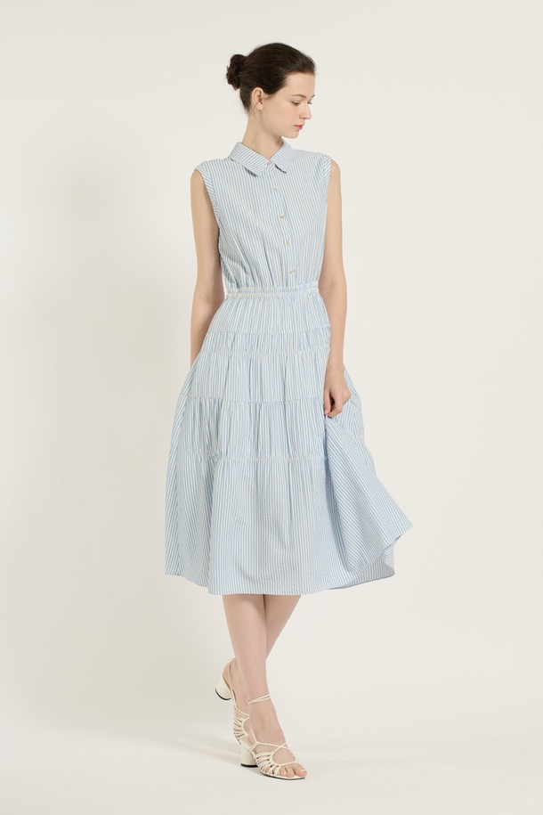 [25SU] 스트라이프 티어드 원피스는 스카이 블루 색상의 스트라이프 패턴이 돋보이는 민소매 티어드 원피스입니다. 레이온, 폴리에스터, 폴리우레탄 혼방 소재로 제작되어 부드러운 촉감과 우수한 통기성을 자랑하며, 안감이 있어 쾌적하게 착용할 수 있습니다. 칼라 디자인에 버튼 디테일이 더해졌으며, 넓게 퍼지는 스커트 라인이 우아하고 페미닌한 무드를 연출합니다.
