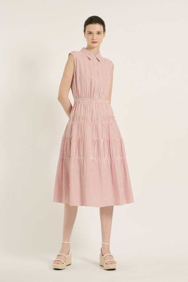 [25SU] 스트라이프 티어드 원피스는 레드 색상의 민소매 원피스로, 스트라이프 패턴과 티어드 치마 디자인이 특징입니다. 얇고 가벼운 레이온, 폴리에스터, 폴리우레탄 혼방 소재로 제작되어 여름철에도 시원하게 착용 가능하며, 허리 밴딩 디테일과 슬림핏으로 여성스러운 실루엣을 연출합니다. 우아하면서도 캐주얼한 스타일을 연출할 수 있는 아이템으로, 안감이 있어 비침 걱정 없이 일상에서 편안하게 입을 수 있습니다.
