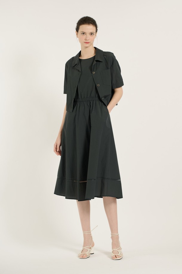 [25SU] 레이어드 원피스는 다크 그린 색상의 세련되고 여성스러운 무드를 연출하며, 봄, 여름 시즌에 일상 및 포멀한 자리에 모두 잘 어울립니다. A라인으로 떨어지는 얇고 부드러운 소재의 레이어드 디자인이 특징이며, 허리 주름, 소매, 밑단 디자인 포인트가 돋보입니다. 나일론, 면, 폴리우레탄, 폴리에스터 혼방 소재로 제작되었고, 안감이 있으며 레귤러핏의 라운드넥 반소매 원피스입니다.
