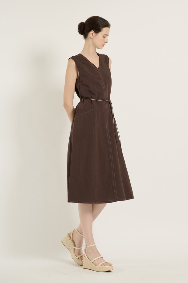 [25SU] 브이넥 민소매 원피스 - BROWN B5B5O64474는 우아하고 심플한 무드를 연출하는 여성용 브이넥 민소매 원피스입니다. 마, 레이온, 폴리에스터 혼방 소재로 시원한 촉감을 제공하며, 슬림핏 디자인과 허리라인 벨트 디테일로 세련된 실루엣을 완성합니다. 무지 패턴의 브라운 색상이며, 안감이 있어 쾌적하게 착용할 수 있는 여름 시즌 데일리 원피스입니다.
