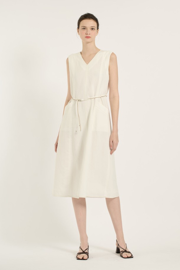 [25SU] 브이넥 민소매 원피스는 화이트 색상의 세련되고 여성스러운 무드를 연출하는 아이템입니다. 가벼운 마, 레이온, 폴리에스터 혼방 소재로 제작되어 얇고 촉감이 좋으며, 브이넥 디자인과 허리 라인 끈 디테일로 포인트를 더했습니다. 깔끔하게 떨어지는 레귤러 핏 라인으로 데일리룩은 물론, 모든 계절에 활용 가능한 활용도 높은 민소매 원피스입니다.
