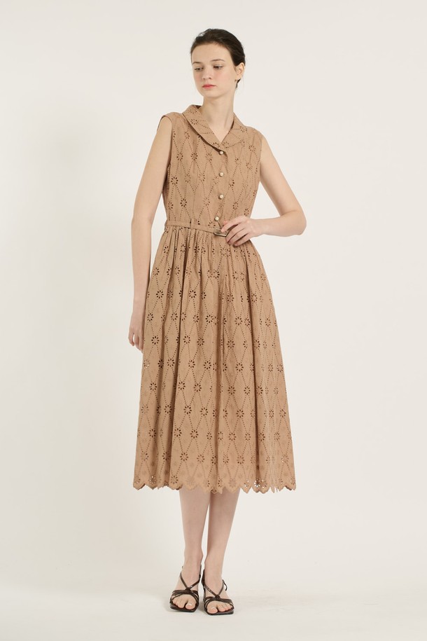 [25SU] 숄카라 턱 디테일 원피스 - M BEIGE B5B5O64572는 부드러운 면 소재의 A라인 플레어 원피스입니다. 숄카라 네크라인과 턱 디테일, 벨트 디테일이 특징이며, 안감이 있어 편안하게 착용할 수 있습니다. 베이지 색상의 민소매 숄카라 원피스로, 우아하고 세련된 무드를 연출하며 일상 또는 데일리룩으로 활용하기 좋습니다.
