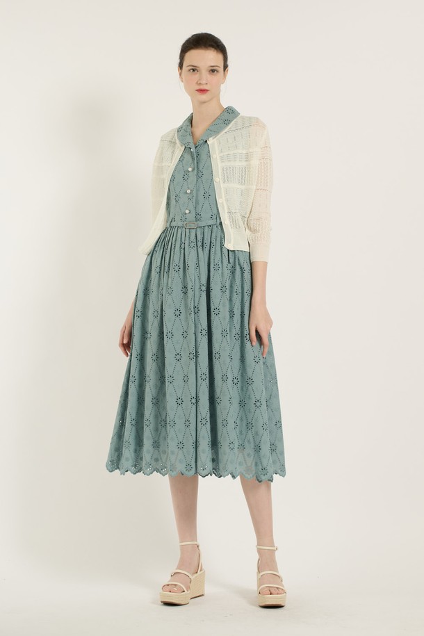 [25SU] 숄카라 턱 디테일 원피스는 우아하고 여성스러운 무드를 선사하는 미디 기장의 플레어 원피스입니다. 부드러운 면 소재와 잔잔한 패턴이 돋보이며, 숄카라 네크라인과 턱 디테일이 포인트를 더합니다. 군더더기 없이 플린한 라인과 움직임에 따라 자연스럽게 흐르는 실루엣이 매력적이며, 안감이 있어 편안하게 착용 가능합니다.
