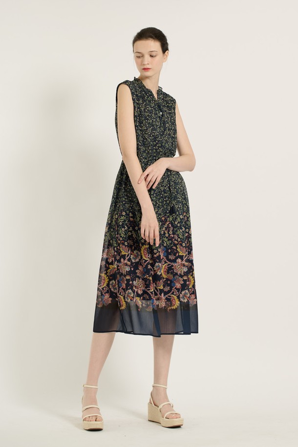 [25SU] 플라워 스트링 원피스 - NAVY는 여성스러운 무드의 데일리룩을 완성해 줄 플라워 스트링 원피스입니다. 네이비 색상 바탕에 플라워 패턴이 돋보이며, 허리 스트링과 스커트 패턴 변화 디테일이 더해져 여성스러운 실루엣을 연출합니다. 폴리에스터 소재로 제작되어 가볍고 시원한 착용감을 제공하며, 구김 방지 기능과 다리가 길어 보이는 길이감이 특징입니다.
