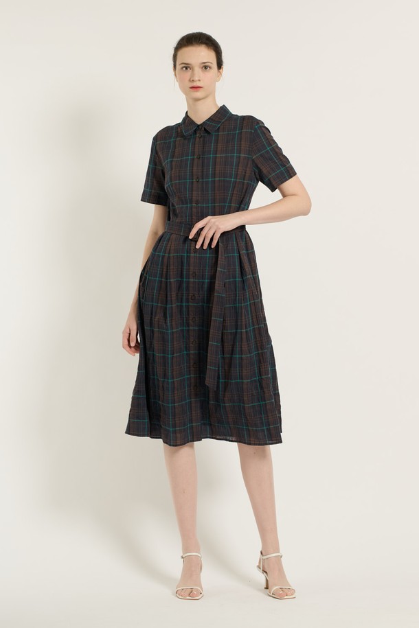 [25SU] 턱 체크 원피스는 시원한 여름을 위한 여성용 캐주얼 원피스입니다. 다크 네이비 컬러의 체크 패턴과 A라인 플레어 치마, 반소매 디자인으로 시원하고 여성스러운 분위기를 연출합니다. 얇은 두께와 루즈핏으로 편안한 착용감을 선사하며, 칼라 네크라인과 턱 디테일이 특징입니다.
