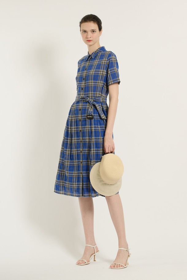 여성스러운 매력을 더해줄 [25SU] 턱 체크 원피스 - DARK BLUE B5B4O62754입니다. 다크 블루 컬러의 체크 패턴과 셔츠 칼라 디자인이 캐주얼하면서도 세련된 분위기를 연출합니다. A라인 플레어 치마와 루즈핏으로 편안한 착용감을 선사하며, 벨트 디테일로 허리 라인을 강조하여 더욱 돋보이는 실루엣을 완성합니다. 여름철 일상에서 시원하게 즐길 수 있는 반소매 원피스입니다.
