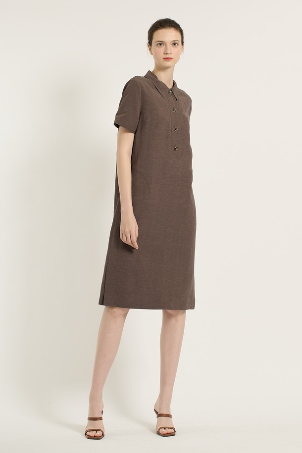 [25SU] 베이직 반오픈 원피스는 부드러운 촉감과 시원한 착용감을 선사하는 여름 여성 원피스입니다. 마, 레이온, 폴리에스터 혼방 소재로 제작되었으며, 깔끔한 카라넥과 단추, 실용적인 포켓 디테일이 돋보입니다. 레귤러핏에 반소매 기장, 무지 패턴으로 베이직한 스타일을 연출하며, 브라운과 피콕 블루 두 가지 색상으로 만나볼 수 있습니다.
