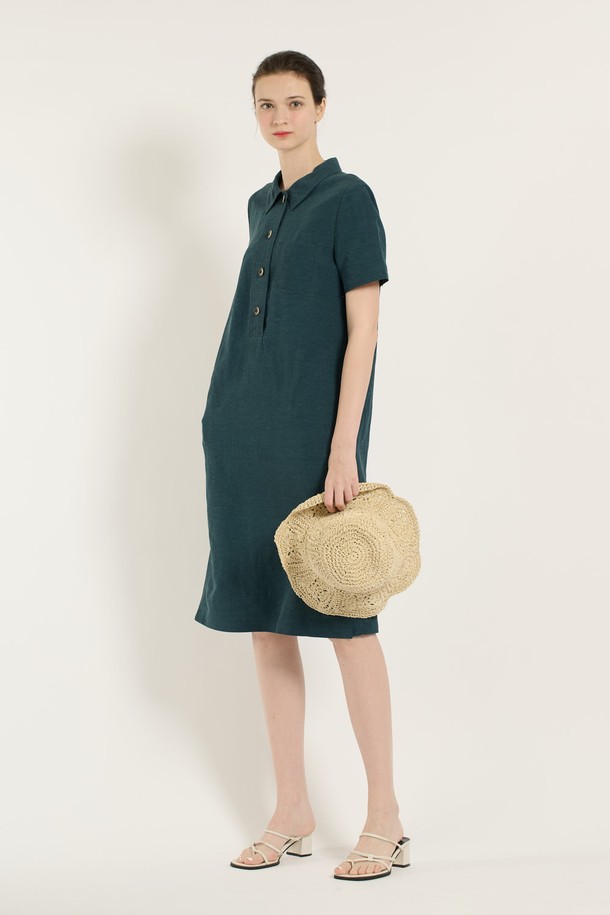 [25SU] 베이직 반오픈 원피스는 시원한 여름을 위한 여성 의류로, 세련된 디자인과 편안한 착용감을 선사합니다. 마, 레이온, 폴리에스터 혼방 소재에 자연스러운 핏과 반오픈 네크라인, 단추 디테일이 더해져 간결하면서도 멋스러운 스타일을 연출합니다. PEACOCK BLUE와 BROWN 두 가지 컬러로 제공되며, 안감이 있어 비침 걱정 없이 착용할 수 있습니다.
