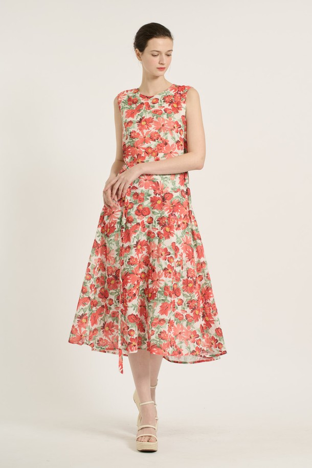 상큼한 플라워 패턴이 돋보이는 [25SU] 플라워 아사 원피스입니다. 부드러운 아사 소재의 루즈핏으로 편안한 착용감을 선사하며, 시원한 민소매와 플레어 치마 타입으로 여름철 여성스러운 스타일을 연출합니다. 라운드넥 디자인에 레드와 그린 컬러 옵션으로, 캐주얼하면서도 페미닌한 무드를 즐길 수 있는 아이템입니다.
