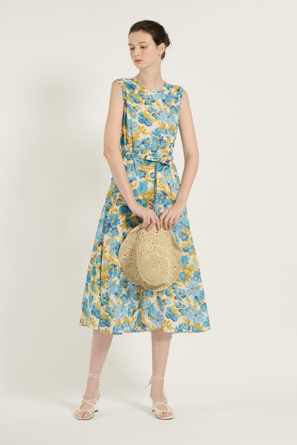 [25SU] 플라워 아사 원피스는 시원한 착용감의 아사 원단을 사용하여 여름철에도 쾌적하게 입을 수 있는 여성용 원피스입니다. 우아하고 화려한 플라워 패턴과 A라인 플레어 치마, 그리고 여유로운 핏으로 편안하면서도 여성스러운 실루엣을 연출합니다. 라운드넥 민소매 디자인에 벨트가 포함되어 있어 다양한 스타일링이 가능하며, 부드러운 촉감과 얇은 두께로 시원하게 즐길 수 있습니다.
