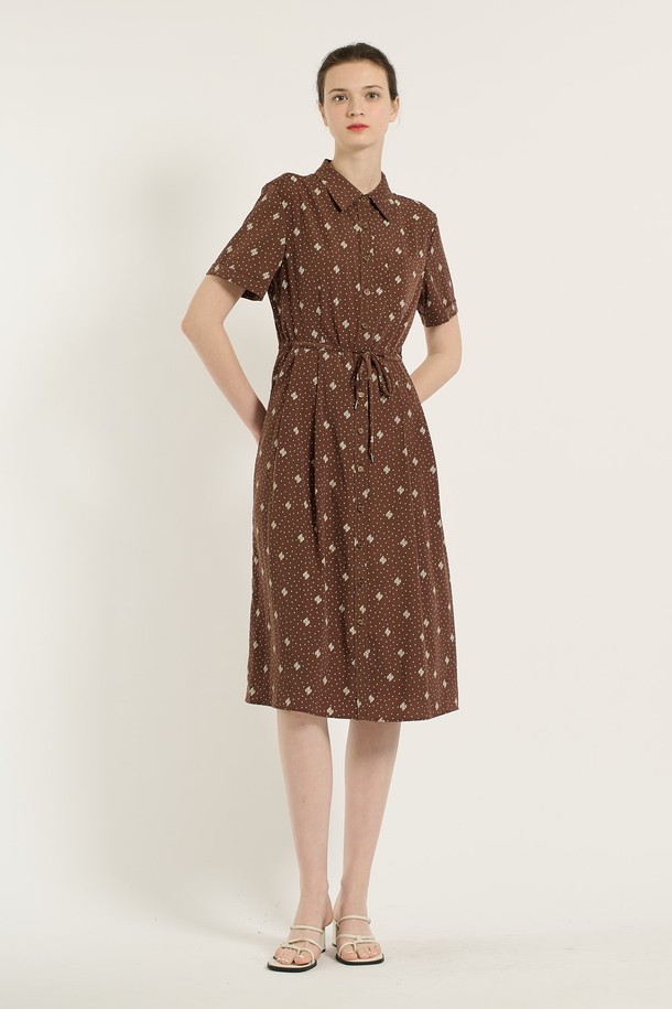 [25SU] 프린트 스트링 원피스 - BROWN B5B5O63974는 여성용 셔츠형 원피스로, 여름 계절에 어울리는 얇은 두께감과 A라인 플레어 치마핏을 갖췄습니다. 브라운 컬러 바탕에 도트 패턴 프린트가 돋보이며, 반소매 디자인과 허리 스트링으로 캐주얼한 무드를 연출합니다. 카라 네크라인과 레귤러핏으로 편안하게 착용할 수 있습니다.
