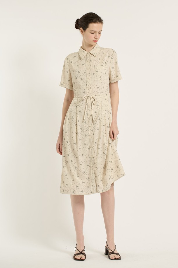 크림 컬러의 여성용 [25SU] 프린트 스트링 원피스입니다. 플라워 패턴의 플레어 A라인 스커트와 반소매 디자인, 얇은 두께감으로 시원한 여름 스타일을 연출합니다. 캐주얼한 무드에 카라 네크라인과 스트링 디테일로 포인트를 더한 레귤러핏 프린트 원피스입니다.
