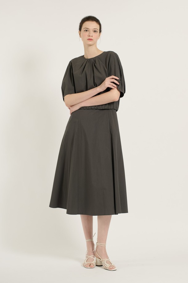 [25SU] 2IN1 원피스는 여성스러운 실루엣을 연출하는 2IN1 디자인의 여름 원피스입니다. 부드러운 그레이 컬러에 A라인 플레어 치마가 더해져 미니멀하면서도 베이직한 스타일을 완성합니다. 라운드넥에 반소매, 얇은 두께감과 주름 디테일로 시원하고 편안하게 착용할 수 있습니다.
