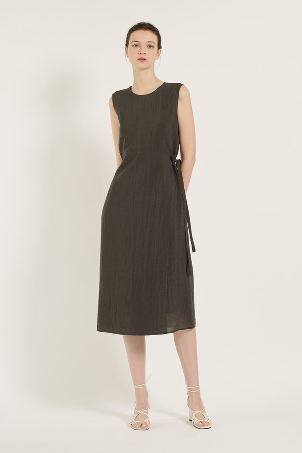 [25SU] 다크 그레이 랩 원피스는 부드럽고 시원한 레이온, 나일론, 마 혼방 소재로 제작되어 여름철에도 편안하게 착용할 수 있습니다. 슬림 핏 라운드넥 디자인에 허리 슬림 디자인과 옆 매듭 장식이 더해져 세련되고 우아한 분위기를 연출하며, 랩 스타일 치마가 여성스러운 실루엣을 강조합니다. 민소매 디자인과 캠 디테일이 시원함을 더하고, 안감(폴리에스터)으로 편안한 착용감을 선사하여 일상 또는 특별한 날 모두 활용하기 좋습니다.
