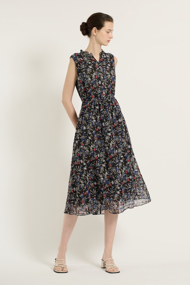 [25SU] 플라워 엠보 민소매 원피스는 여성스러운 스타일을 연출해주는 여름용 원피스입니다. 부드러운 폴리에스터 소재에 엠보 플라워 패턴이 돋보이며, 슬림핏과 브이넥 디자인으로 여성스러운 실루엣을 강조합니다. 허리 라인을 잡아주고 밑단 플레어로 여성스러움을 더하며, 시원한 착용감을 선사합니다.
