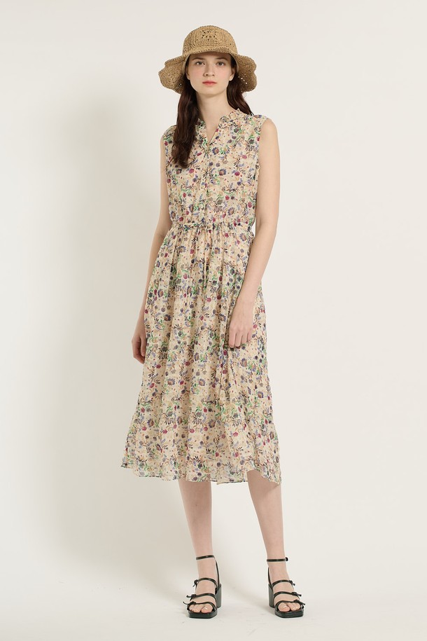 [25SU] 플라워 엠보 민소매원피스는 가볍고 시원한 폴리에스터 소재로 제작되어 여름철에도 쾌적하게 착용할 수 있습니다. 우아하고 엘레강스한 분위기를 연출하는 A라인 플레어 핏의 민소매 원피스로, 허리 주름 디테일과 넉넉한 스커트 길이가 여성스러운 실루엣을 완성합니다. 엠보 플라워 패턴과 부드러운 촉감, 라운드넥 디자인으로 편안하면서도 세련된 스타일을 연출하며, LIGHT BEIGE와 BLACK 두 가지 색상으로 제공됩니다.
