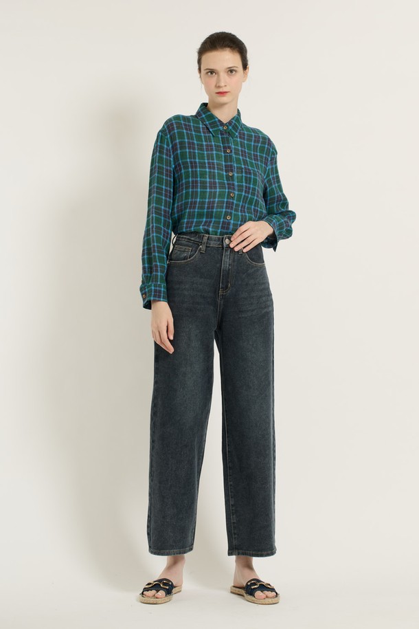 [25FA] 와이드 데님 팬츠 - DARK BLUE B5C7G37295는 데일리 및 캐주얼 스타일을 위한 여성용 데님 팬츠입니다. 면, 폴리에스터, 폴리우레탄 혼방 소재로 제작되었으며, 다크 블루 컬러의 무지 패턴, 긴 기장의 와이드핏으로 편안한 착용감을 선사합니다. 하이웨이스트 디자인과 깔끔한 스티치 디테일, 넉넉한 실루엣으로 가을 시즌에 활용하기 좋은 베이직하고 캐주얼한 아이템입니다.
