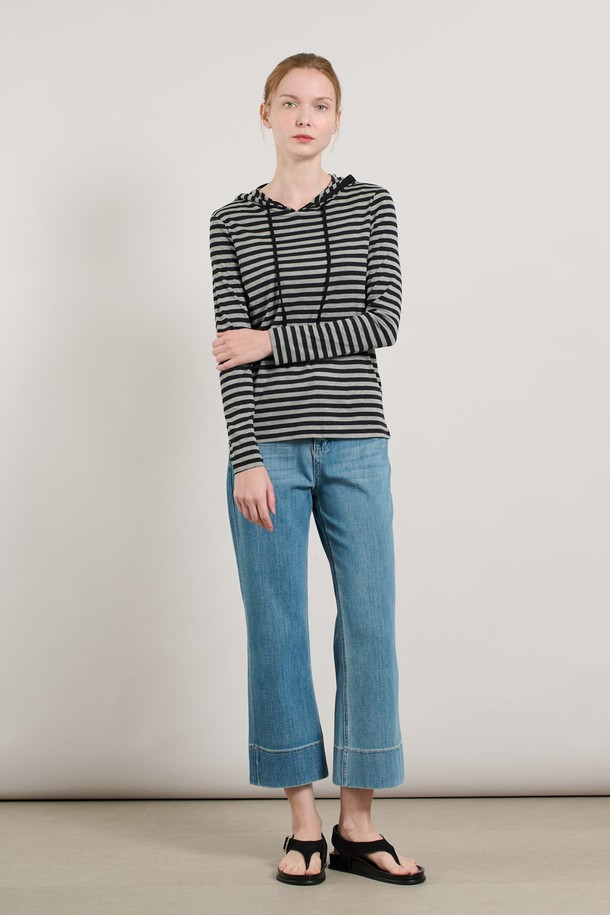 "[25FA] 스트라이프 후드 져지 - LIGHT M GRAY"는 가을에 어울리는 여성용 후드 티셔츠입니다. 캐주얼, 클래식, 미니멀 스타일을 모두 아우르는 디자인으로 가을 나들이룩이나 집콕룩에 적합합니다. 부드러운 촉감의 라이트 M 그레이 컬러에 스트라이프 패턴이 더해져 세련된 느낌을 줍니다. 레이온, 아크릴, 캐시미어, 폴리우레탄, 모, 견 등의 고급 소재 혼방으로 제작되어 편안하면서도 고급스러운 착용감을 선사합니다. 후드 조임끈과 소매, 밑단의 깔끔한 마감 처리로 완성도를 높였습니다.
