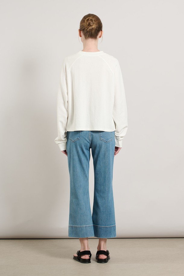 [25FA] 맨투맨 라운드 져지 - SNOW WHITE (스노우 화이트) A5F7X40711는 여성용 상의 맨투맨입니다. 가을, 겨울 데일리룩과 가을 나들이룩에 적합하며, 베이직하고 미니멀한 스타일을 연출합니다. 면 90%와 나일론 10% 혼방 소재로 제작되어 부드러운 촉감을 자랑하며, 레귤러핏 라운드넥 디자인입니다. 긴 소매 기장과 손목 및 허리 부분 마감 처리가 특징이며, 일상복으로 편안하게 착용할 수 있습니다.
