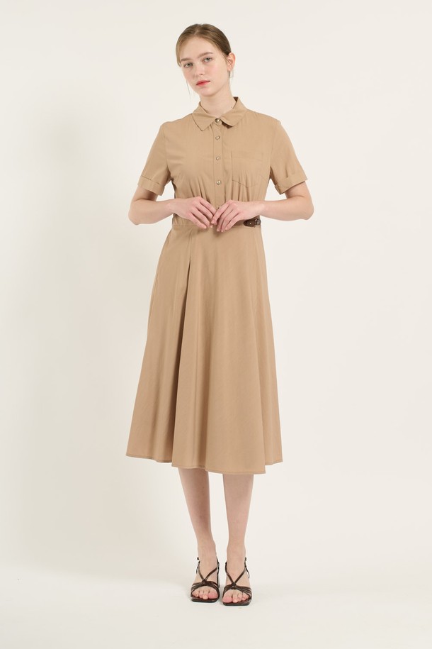 [25SU] 셔츠형 랩원피스는 다크 베이지 및 다크 그레이 컬러로 출시된 여성용 셔츠형 원피스입니다. 레이온, 나일론, 폴리우레탄, 폴리에스터 혼방 소재로 제작되어 부드러운 촉감과 얇은 두께감으로 여름철 데일리 및 포멀룩에 적합합니다. A라인 핏, 셔츠칼라, 반소매 디자인에 벨트, 주름, 소매 버튼, 서스펜더 디테일을 더해 클래식하면서도 모던한 스타일을 연출합니다.
