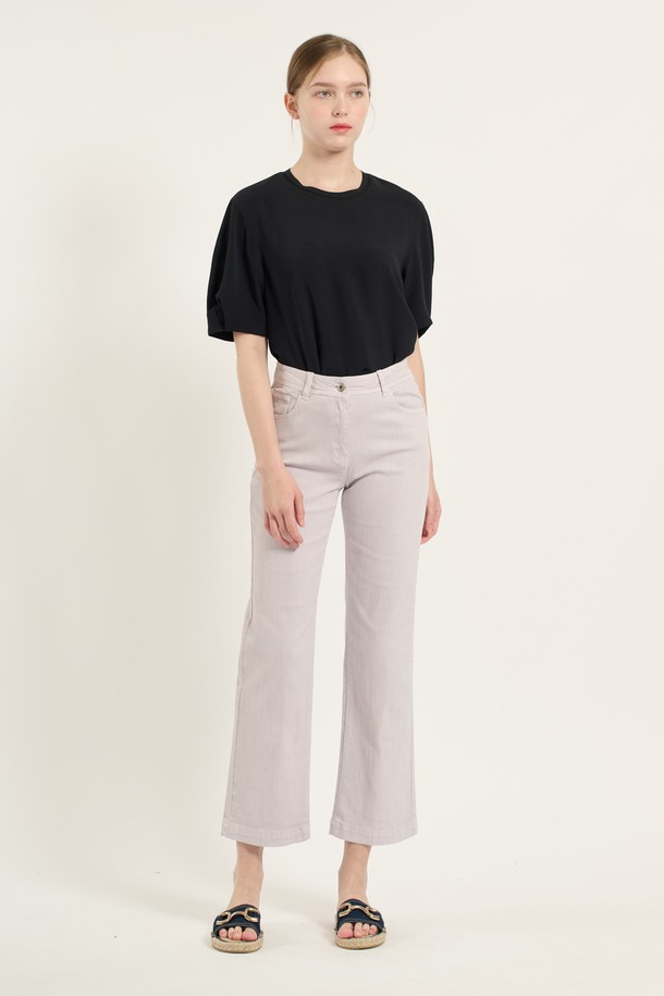 [25SU] 파스텔 컬러워싱 데님팬츠 - LIGHT VIOLET은 여름 시즌을 위한 여성 데님팬츠입니다. 라이트 바이올렛과 올리브 두 가지 컬러로 출시되었으며, 유니크하면서도 세련된 스타일을 연출합니다. 크롭 기장의 스트레이트 핏으로 제작되었으며, 부드러운 촉감과 뛰어난 탄력성으로 편안한 착용감을 제공합니다. 워싱 디테일이 돋보이며 높은 활용도를 자랑합니다.
