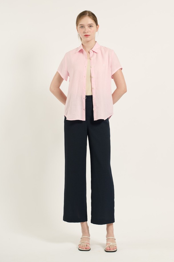 [25SU] 린넨 캡소매 셔츠 - LIGHT PINK는 시원한 린넨과 면 혼방 소재로 제작되어 여름철 데일리룩에 적합합니다. 부드러운 촉감과 얇은 두께감으로 편안한 착용감을 선사하며, 캡소매 디자인과 베이직한 스타일이 특징입니다. 단독 착용은 물론 레이어드 스타일링까지 가능하며, 셔츠칼라와 버튼 디테일로 포인트를 더했습니다.
