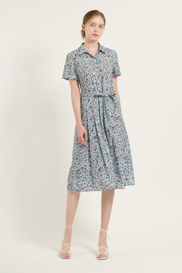 [25SU] M BLUE 플라워 프린트 핏앤플레어 원피스는 시원한 여름을 위한 여성스러운 플레어 원피스입니다. 부드러운 폴리에스터 소재와 안감 처리로 편안한 착용감을 선사하며, 허리 스트랩으로 핏을 조절하여 우아한 실루엣을 연출할 수 있습니다. 카라 네크라인과 반소매 디자인, 플라워 패턴이 어우러져 데일리룩은 물론 특별한 날에도 돋보이는 스타일을 완성합니다.
