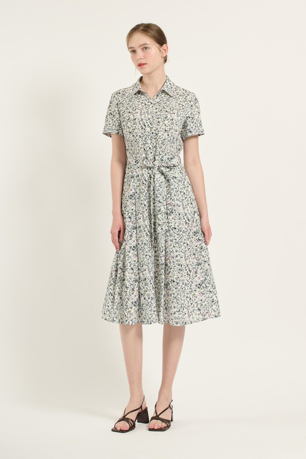 아이보리 컬러의 [25SU] 프린트 핏앤플레어 원피스는 부드러운 폴리에스터 소재로 제작되어 편안한 착용감을 선사합니다. 허리 벨트 디테일과 허리선 스트링으로 우아한 실루엣을 연출하며, 소매와 스커트의 플레어 디테일이 여성스러운 매력을 더합니다. 데일리룩은 물론 특별한 날에도 돋보이는 스타일을 완성해보세요.
