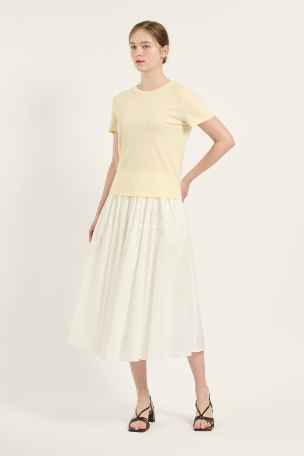 [25SU] 뒷 절개 울스판 티셔츠는 부드러운 촉감과 뛰어난 신축성을 자랑하는 여성용 티셔츠입니다. 라운드넥에 레귤러핏으로 편안하게 착용 가능하며, 여름철 시원하게 입을 수 있는 얇은 두께의 반소매 티셔츠입니다. 뒷 절개 포인트 디테일과 깔끔한 마감으로 미니멀한 스타일을 연출하며, 크림과 다크 브라운 두 가지 색상으로 만나보세요.
