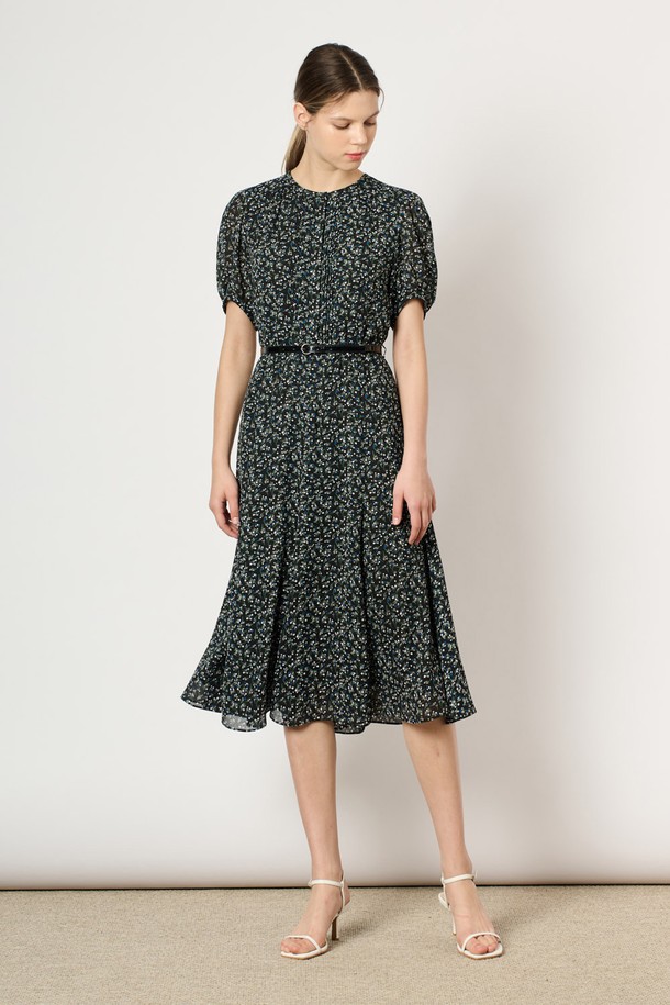 [25FA] 벨티드 플레어 원피스 - BLACK은 우아하고 세련된 스타일을 연출하는 여성용 원피스입니다. 블랙 컬러의 폴리에스터 소재로 제작되어 부드러운 촉감을 선사하며, 플로럴 패턴이 은은하게 포인트를 더합니다. 라운드넥과 반소매 디자인, 벨트 디테일이 여성스러운 실루엣을 강조하며, 볼륨감 있는 소매가 특징입니다. 격식 있는 자리나 데일리 룩으로 활용하기 좋으며, 모임룩, 데이트룩, 하객룩 등 다양한 TPO에 맞춰 클래식, 로맨틱, 미니멀한 스타일을 연출할 수 있습니다. 활동성 좋은 구조로 편안하게 착용 가능하며, 가을 시즌에 어울리는 아이템입니다.
