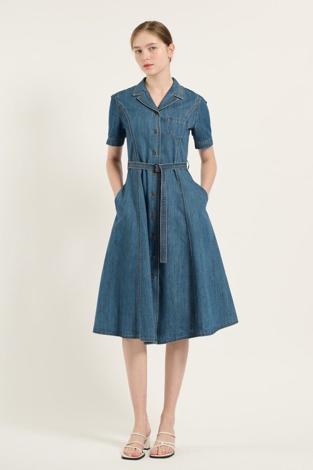 세련된 핏앤플레어 디자인이 돋보이는 [25FA] 인디고 데님 원피스입니다. 면과 폴리에스터 혼방 소재로 제작되어 편안한 착용감을 선사하며, 허리 라인을 강조하는 벨트와 버튼 디테일이 클래식하고 세련된 무드를 더합니다. 플레어 스커트와 반소매 디자인으로 데일리룩에 활용하기 좋으며, 포켓으로 실용성을 높였습니다.
