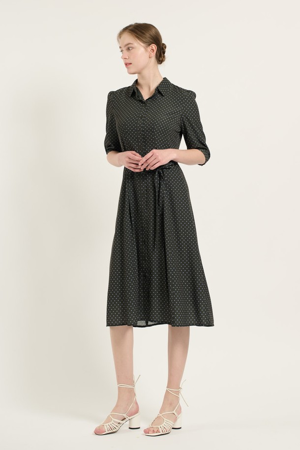 [25FA] 셔츠형 플레어 벨티드 원피스 - KHAKI (카키) B5C7O67145는 우아하고 세련된 스타일을 연출하는 여성 셔츠형 원피스입니다. 7부 소매 기장과 셔츠 칼라 디자인이 특징이며, 허리 벨트 디테일이 더해져 슬림핏을 강조합니다. 자연스러운 플레어 라인과 안감 처리가 편안한 착용감을 선사하며, 사계절 내내 활용 가능한 실용적인 아이템입니다. 데이트룩, 모임룩, 오피스룩 등 다양한 TPO에 매치하여 클래식, 미니멀, 시크한 무드를 연출할 수 있습니다. 폴리에스터 소재로 제작되어 관리가 용이합니다.
