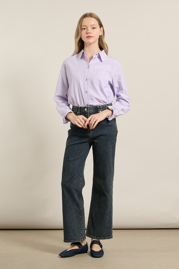 [25FA] 밴딩 워싱 데님 - 다크 블루 A5F8P35354는 여성용 데님 팬츠입니다. 다크 블루 컬러의 워싱 처리된 면, 폴리우레탄 혼방 소재로 제작되었으며, 가을 시즌에 데일리룩 또는 가을 나들이룩으로 활용하기 좋습니다. 허리 부분 밴딩으로 편안한 착용감을 제공하며, 와이드 핏 디자인이 다리 라인을 슬림하게 연출합니다. 클래식, 미니멀, 캐주얼 스타일을 모두 소화할 수 있으며, 빈티지한 매력의 디테일이 돋보입니다.
