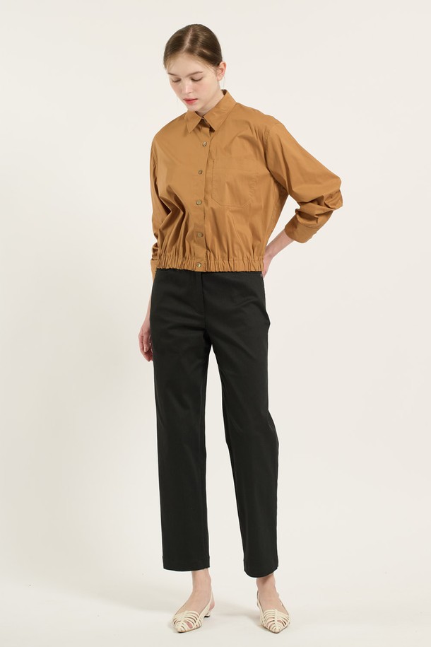 [25FA] 밑단 밴딩 셔츠는 캐주얼하고 미니멀한 스타일을 추구하는 여성 고객을 위한 크롭 기장의 셔츠입니다. 부드러운 면 소재로 제작되어 봄, 가을에 얇게 입기 좋으며, 차이나칼라와 긴 소매 디자인으로 깔끔한 느낌을 줍니다. 밑단 밴딩 디테일이 있어 활동성을 높였으며 루즈핏으로 편안하게 착용 가능합니다. 데이트룩, 카페룩과 같은 TPO에 적합하며, 베이직한 디자인으로 다양한 스타일링에 활용하기 좋습니다.
