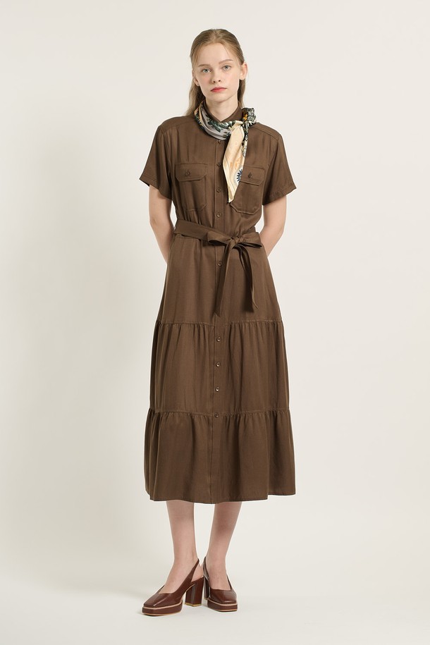 [25FA] 카라형 캉캉 셔링 원피스 - 브라운 (BROWN B5C7O60174)는 여성스러운 실루엣을 연출하는 가을 데일리 [셔링] 원피스입니다. 부드러운 레이온 소재로 제작되어 편안한 착용감을 선사하며, 클래식한 무드를 더하는 카라 디자인과 앞단 버튼 디테일이 특징입니다. 허리 벨트가 포함되어 있어 슬림한 핏을 연출할 수 있으며, 캉캉 셔링 디테일이 로맨틱한 분위기를 자아냅니다. 데이트룩, 카페룩, 모임룩 등 다양한 TPO에 활용하여 클래식하고 미니멀하며 로맨틱한 스타일을 완성해보세요.
