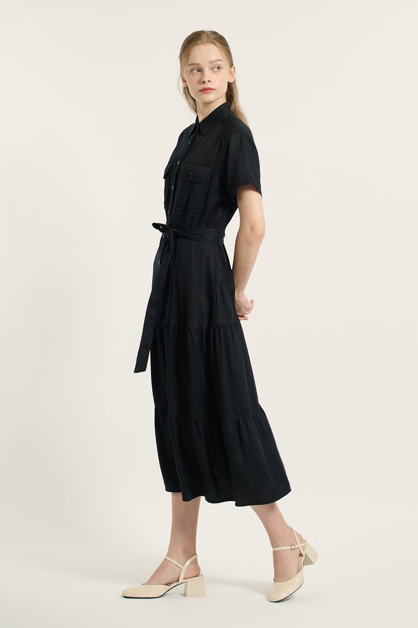 [25FA] 카라형 캉캉 셔링 원피스 - 네이비 (B5C7O60155)는 여성스러운 실루엣을 연출하는 카라 원피스입니다. 부드러운 레이온 소재로 제작되어 은은한 광택과 편안한 착용감을 선사하며, 셔링 디테일과 허리 벨트가 더해져 우아한 스타일을 완성합니다. 플레어 스커트 라인으로 움직임이 편안하며, 포켓 디자인으로 실용성을 높였습니다. 데이트룩, 카페룩, 모임룩 등 다양한 TPO에 활용 가능하며, 클래식, 미니멀, 로맨틱 스타일을 즐겨 입는 분들께 추천합니다.
