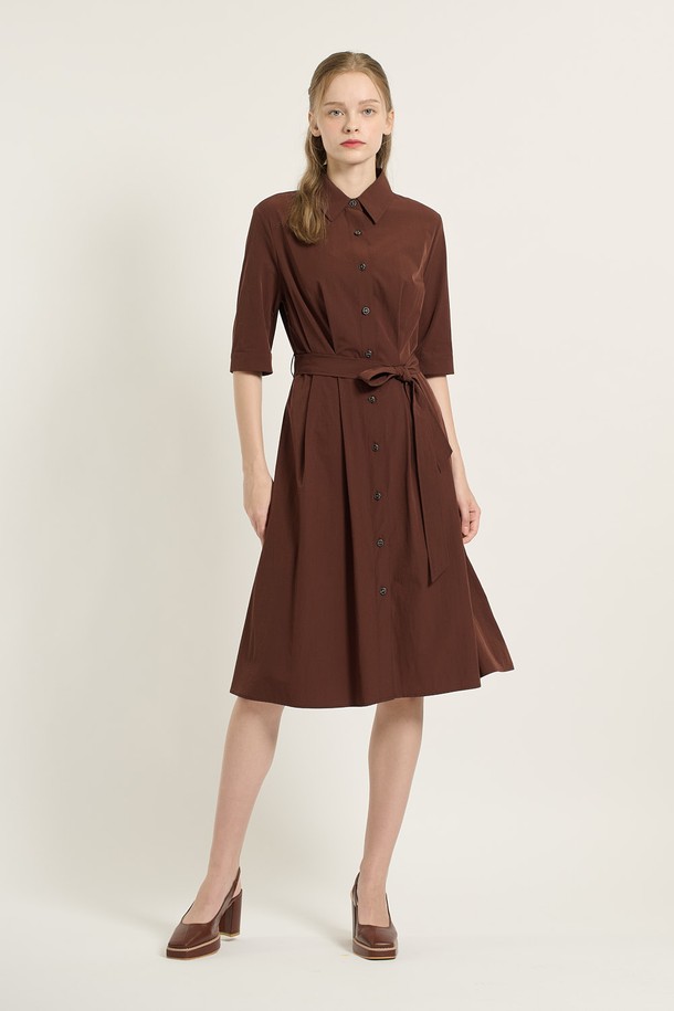 [25FA] 카라형 플레어 원피스 - 다크 브라운 B5C7O67275는 여성스러운 분위기를 연출하는 데이트룩, 카페룩, 모임룩에 어울리는 원피스입니다. 클래식, 미니멀, 걸리시 스타일을 모두 아우르며, 가을 시즌에 적합한 반소매 디자인입니다. 다크 브라운 컬러의 무지 원피스로, 카라 디테일과 벨트, 버튼 장식이 특징입니다. 플레어핏의 플레어 스커트 라인으로 여성스러운 실루엣을 강조하며, 일상에서 편안하게 착용할 수 있습니다.
