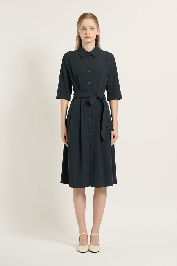 [25FA] 카라형 플레어 원피스 - 다크 네이비 B5C7O67256는 우아하고 세련된 스타일을 연출하는 여성용 원피스입니다. 다크 네이비와 다크 브라운 두 가지 색상으로 제공되며, 얇은 두께감과 신축성 있는 소재로 가을에 적합합니다. 카라 디테일과 플레어 핏이 여성스러운 실루엣을 강조하며, 벨트 디테일로 허리 라인을 더욱 돋보이게 할 수 있습니다. 일상, 데이트, 모임 등 다양한 TPO에 활용 가능하며, 과감한 액세서리와 함께 클래식, 미니멀, 로맨틱 스타일을 연출해 보세요.
