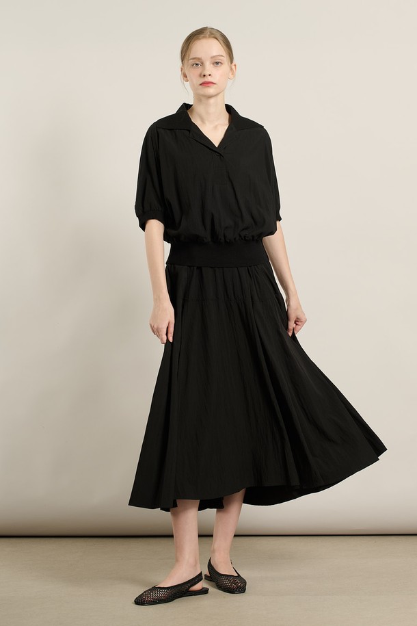 [25FA] 니트 배색 블라우스 셋업 원피스 - BLACK A5F7O68399는 여성스러운 핏과 모던한 스타일을 연출하는 블라우스 셋업 원피스입니다. 가을 시즌에 어울리는 중간 두께감의 니트 소재로 제작되었으며, 부드러운 촉감을 선사합니다. 블랙과 브라운 컬러의 배색 포인트가 돋보이며, 셔링 디테일이 더해져 체형 커버 효과를 줍니다. V넥 라인과 긴 소매 디자인으로 데이트룩, 모임룩 등 다양한 TPO에 활용 가능합니다. 클래식, 미니멀, 로맨틱 스타일을 즐겨 입는 분들께 추천합니다.
