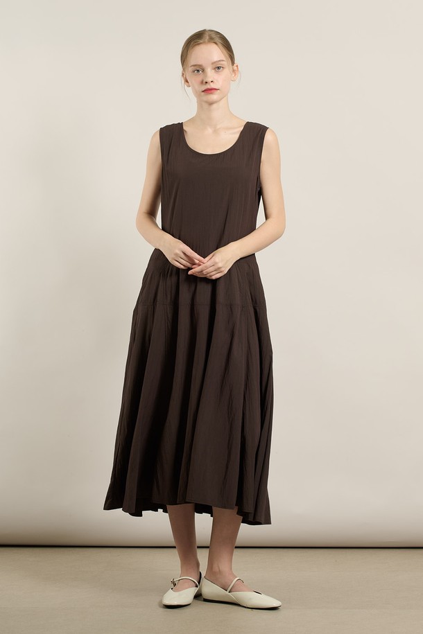 [25FA] 니트 배색 블라우스 셋업 원피스는 브라운 컬러의 여성 의류로, 가을에 어울리는 세련되고 우아한 스타일을 연출합니다. 레이온과 나일론 혼방 소재로 제작되어 부드러운 촉감을 선사하며, 브이넥 라인과 반소매 디자인이 특징입니다. 블라우스와 스커트가 셋업으로 구성되어 플레어 치마핏과 릴렉스핏으로 편안하게 착용 가능합니다. 허리선 니트 디테일이 돋보이며, 데이트룩, 카페룩, 모임룩 등 다양한 TPO에 맞춰 클래식, 미니멀, 로맨틱 스타일을 완성할 수 있습니다.
