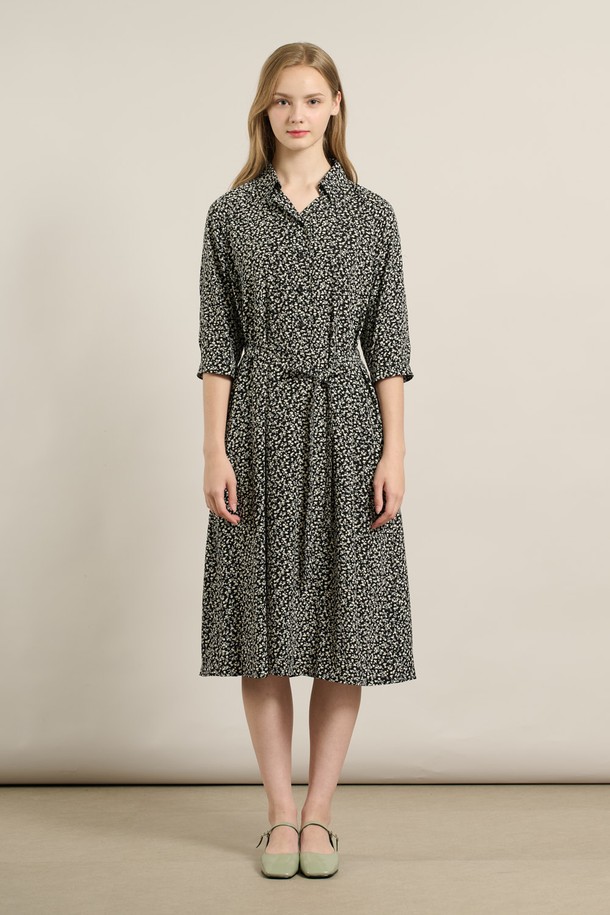 [25FA] 반오픈 뒤밴딩 프린트 원피스 - BLACK A5F8O62599는 캐주얼한 스타일의 여성용 반오픈 원피스입니다. 라운드넥 디자인에 반소매 기장으로, 가을에 어울리는 폴리에스터 소재의 루즈핏 플레어 원피스입니다. 블랙과 브라운 두 가지 색상으로 제공되며, 프린트 무늬가 특징입니다. 뒷부분 밴딩 디테일과 심플한 실루엣으로 허리를 자연스럽게 잡아주어 편안한 착용감과 활동성을 제공합니다. 데이트룩, 카페룩 등 다양한 TPO에 활용 가능하며, 미니멀하고 클래식한 스타일을 연출하기 좋습니다.
