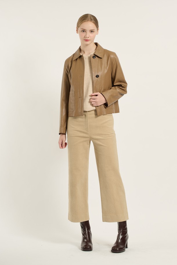 [25WT] 스탠카라 숏 기장 포우 레더 재킷은 여성 의류로, 미니멀하고 모던한 스타일을 연출합니다. 다크 베이지 색상의 인조 가죽 소재로 제작되어 봄, 가을에 적합하며, 숏 기장과 스탠카라 디자인이 특징입니다. 버튼 여밈 방식과 레귤러 핏으로 편안하게 착용할 수 있으며, 포켓 디테일이 더해져 실용성을 높였습니다. 데이트룩, 쇼핑룩 등 다양한 TPO에 활용 가능하며, 미니멀, 클래식, 시크한 스타일을 선호하는 분들께 추천합니다.
