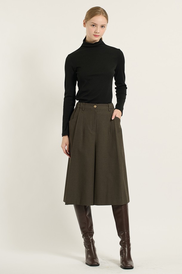 [25WT] 미디 기장 와이드 팬츠는 여성용 와이드 핏 팬츠로, 가을과 겨울에 입기 좋은 제품입니다. M BROWN 색상과 M BEIGE 색상으로 출시되었으며, 클래식하고 세련된 스타일을 연출할 수 있습니다. 허리 부분 버튼 디테일과 포켓 장식이 돋보이며, 깔끔한 라인이 특징입니다. 폴리에스터, 레이온, 폴리우레탄 혼방 소재로 제작되어 편안한 착용감을 선사하며, 출근룩, 오피스룩, 모임룩 등 다양한 TPO에 활용 가능합니다. 미니멀하고 시크한 스타일을 선호하는 분들께 추천합니다.
