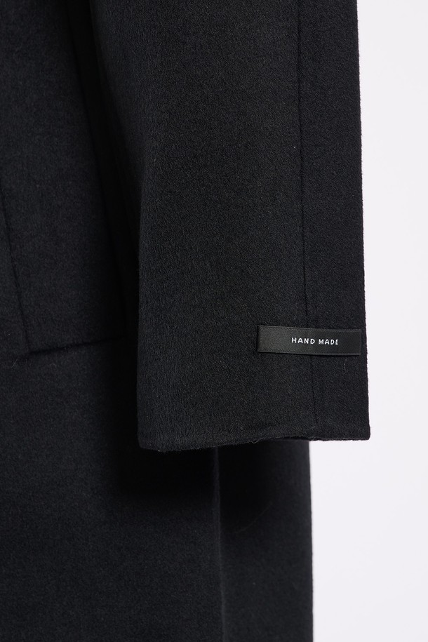 [25WT] 벨티드 핸드메이드 코트는 여성 고객을 위한 겨울 코트입니다. 블랙과 다크 레드의 두 가지 컬러로 출시되었으며, 일상과 격식 있는 자리에 모두 잘 어울립니다. 레귤러핏의 롱 기장으로, 부드러운 촉감과 두꺼운 두께가 특징입니다. 모, 폴리에스터, 아크릴, 레이온, 나일론 등 고급스러운 소재로 제작되어 우아하고 클래식한 스타일을 연출하며, 벨티드 디테일과 세련된 실루엣이 돋보입니다. 특히, 오피스룩, 겨울 데일리룩, 모임룩에 시크하게 매치하기 좋습니다.
